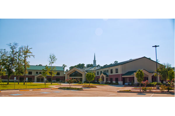 Exterior photo of Houston area church featuring installation of professional lighting system by HiFi Doc